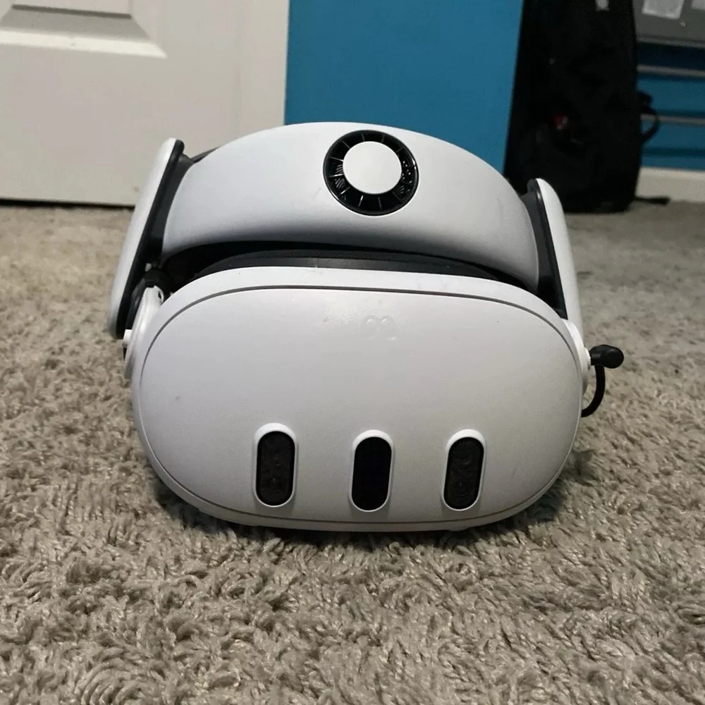 VR Headset with Adjustable Strap - White and Black 512 GB Quest 3 Nothing wrong